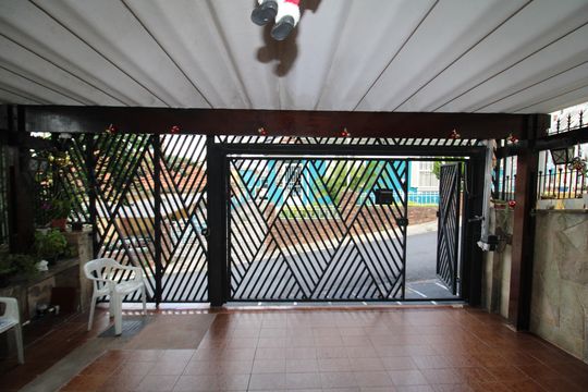 Garagem de casa à venda com 5 quartos, 181m² em Santa Teresinha, São Paulo