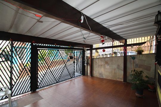 Garagem de casa à venda com 5 quartos, 181m² em Santa Teresinha, São Paulo