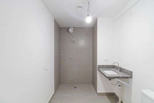 Banheiro de kitnet/studio para alugar com 1 quarto, 28m² em Barra Funda, São Paulo