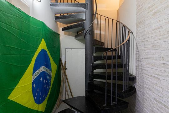 Escada de casa para alugar com 7 quartos, 500m² em Jardim Triana, São Paulo