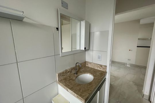 Banheiro 1 de apartamento para alugar com 2 quartos, 54m² em Cemucam, Cotia