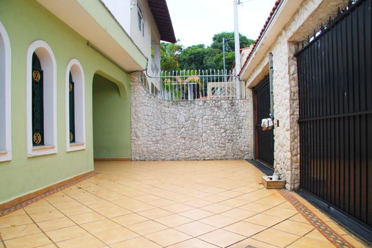 Garagem  de casa para alugar com 4 quartos, 260m² em Vila Rosalia, Guarulhos