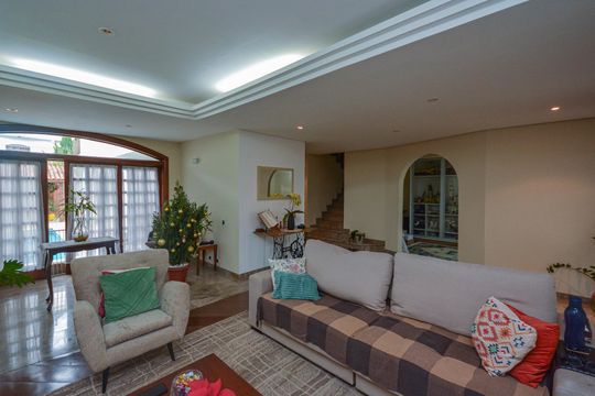 Sala de casa à venda com 4 quartos, 350m² em Jardim Teresa, São Paulo