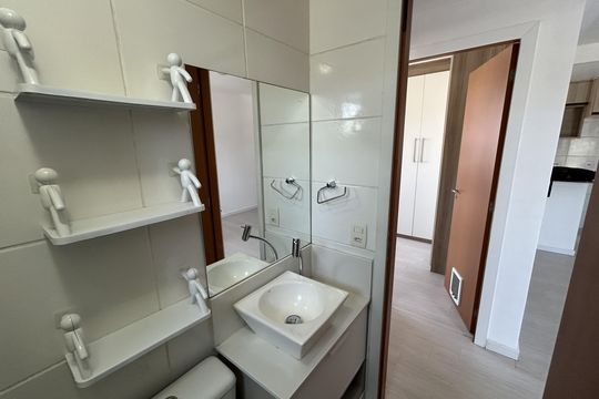 Banheiro de apartamento para alugar com 2 quartos, 45m² em Cascadura, Rio de Janeiro