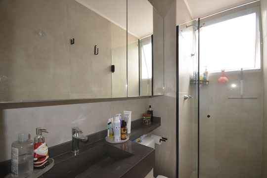 Banheiro de apartamento para alugar com 2 quartos, 55m² em Madureira, Rio de Janeiro