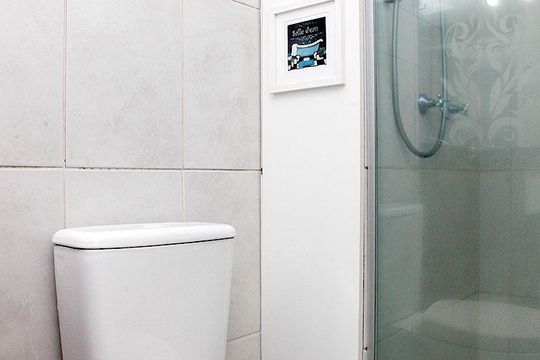 Banheiro de apartamento à venda com 2 quartos, 58m² em Santana, Porto Alegre