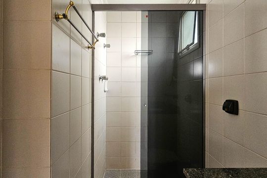 Banheiro da Suíte de apartamento para alugar com 2 quartos, 57m² em Vila Ipojuca, São Paulo