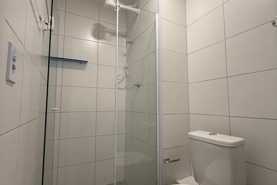 Banheiro social de apartamento para alugar com 1 quarto, 32m² em República, São Paulo