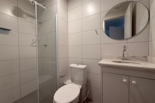 Banheiro social de apartamento para alugar com 1 quarto, 32m² em República, São Paulo