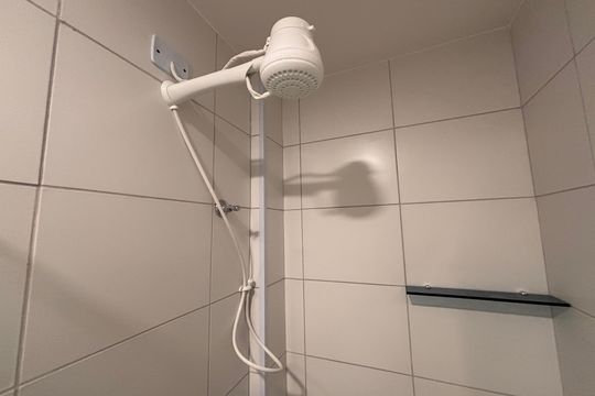 Banheiro social de apartamento para alugar com 1 quarto, 45m² em República, São Paulo