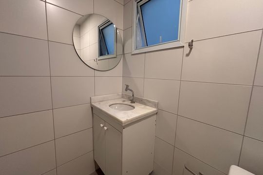Banheiro social de apartamento para alugar com 1 quarto, 45m² em República, São Paulo