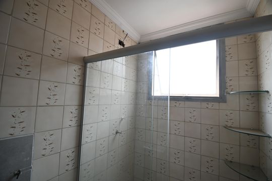 Banheiro de apartamento à venda com 1 quarto, 53m² em Botafogo, Campinas