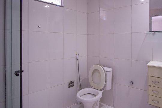 Banheiro de apartamento para alugar com 1 quarto, 60m² em Porto Novo, São Gonçalo