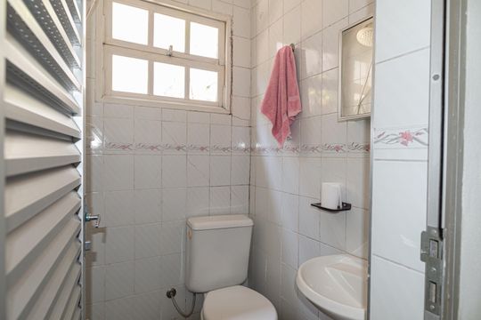 Banheiro de Serviço de casa de condomínio à venda com 3 quartos, 101m² em Bela Vista, São Paulo