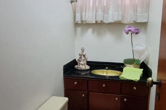 Banheiro de apartamento à venda com 4 quartos, 122m² em Cambuí, Campinas