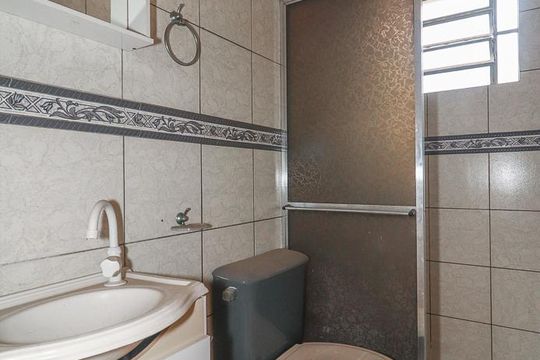 Banheiro de apartamento à venda com 2 quartos, 50m² em Rubem Berta, Porto Alegre