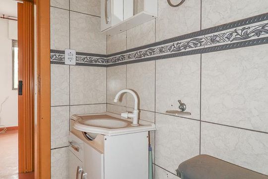 Banheiro de apartamento à venda com 2 quartos, 50m² em Rubem Berta, Porto Alegre