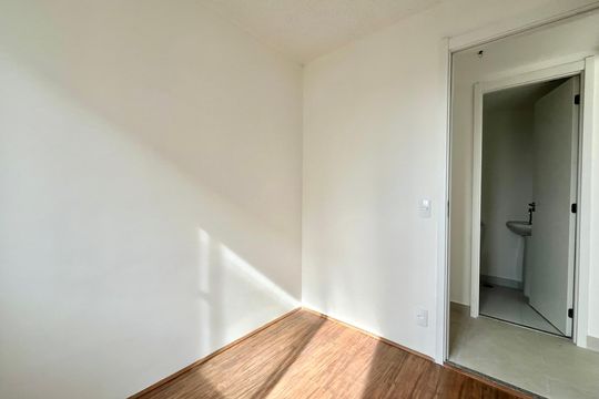 Quarto 2 de apartamento para alugar com 2 quartos, 40m² em Jardim Itacolomi, São Paulo