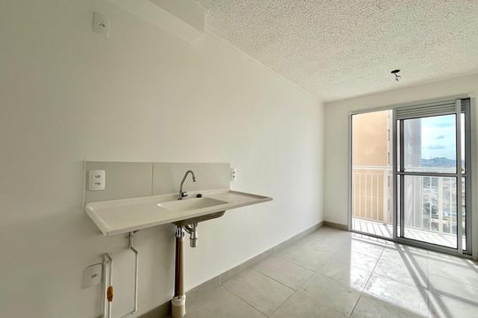 Cozinha de apartamento para alugar com 2 quartos, 40m² em Jardim Itacolomi, São Paulo