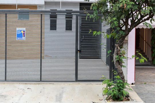 Fachada do condomínio + plaquinha de kitnet/studio para alugar com 1 quarto, 29m² em Santana, São Paulo