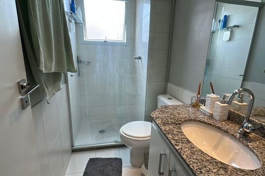 Banheiro de apartamento à venda com 2 quartos, 74m² em Jardim Tupanci, Barueri