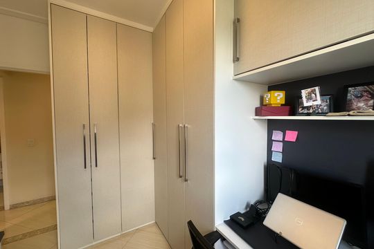 Quarto de apartamento à venda com 2 quartos, 74m² em Jardim Tupanci, Barueri