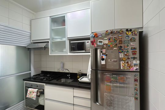 Cozinha de apartamento à venda com 2 quartos, 74m² em Jardim Tupanci, Barueri