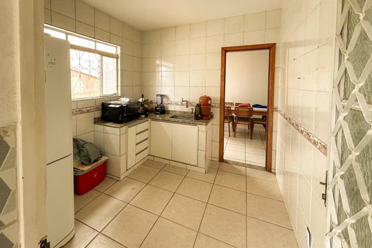 Casa à venda com 6 quartos, 300m² em Planalto, Belo Horizonte