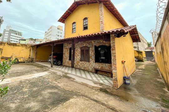 Casa à venda com 6 quartos, 300m² em Planalto, Belo Horizonte