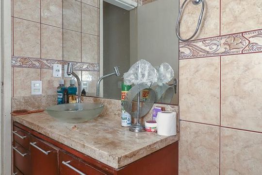 Banheiro de apartamento à venda com 3 quartos, 86m² em São João, Porto Alegre