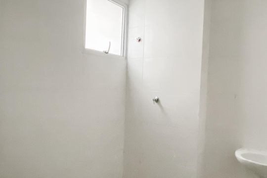 Banheiro de apartamento para alugar com 2 quartos, 42m² em Parque Boturussu, São Paulo