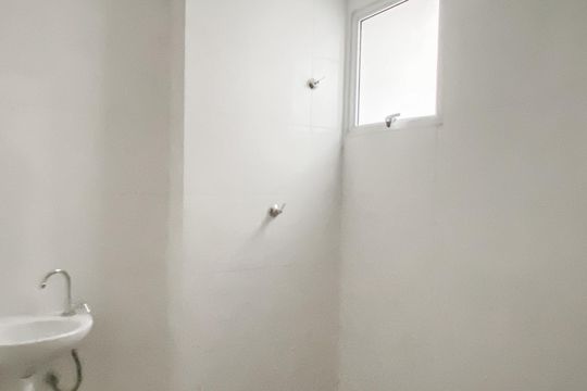 Banheiro de apartamento para alugar com 2 quartos, 42m² em Parque Boturussu, São Paulo