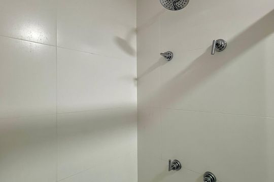 Banheiro de kitnet/studio para alugar com 0 quarto, 28m² em Campo Belo, São Paulo