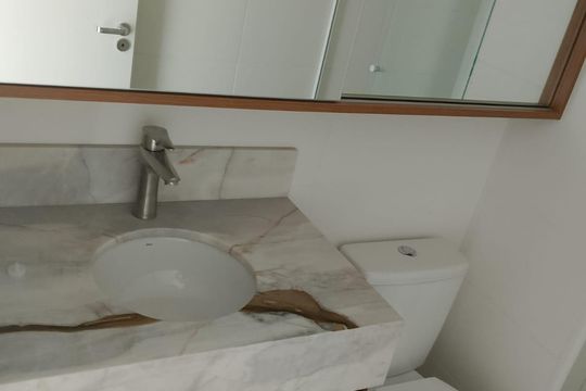 Banheiro  de kitnet/studio para alugar com 1 quarto, 38m² em Jardim Botânico, Porto Alegre