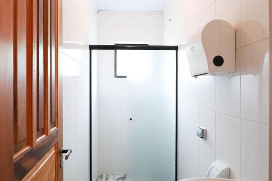 Banheiro 3 fundos de casa para alugar com 14 quartos, 3884m² em Vila Albertina, São Paulo