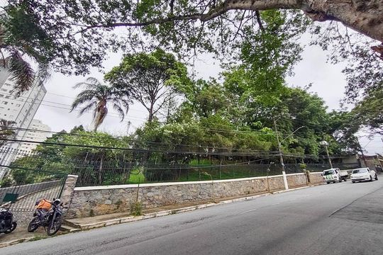 Fachada de casa para alugar com 14 quartos, 3884m² em Vila Albertina, São Paulo