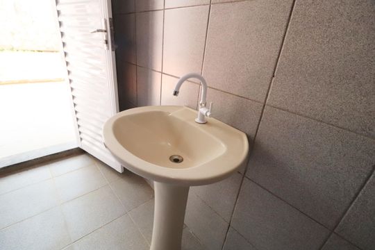Banheiro externo de casa para alugar com 3 quartos, 210m² em Jardim Karaíba, Uberlândia