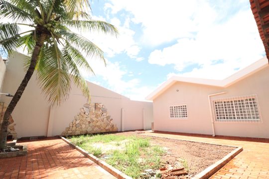 Quintal de casa para alugar com 3 quartos, 210m² em Jardim Karaíba, Uberlândia