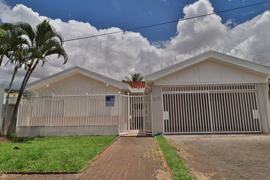 Fachada de casa para alugar com 3 quartos, 210m² em Jardim Karaíba, Uberlândia