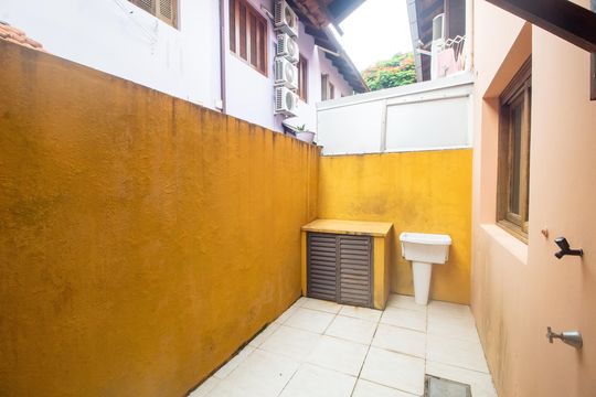 Quintal/area de serviço de casa de condomínio à venda com 3 quartos, 99m² em Espírito Santo, Porto Alegre