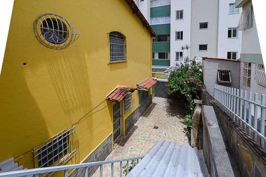Área externa de casa à venda com 5 quartos, 316m² em Sagrada Família, Belo Horizonte