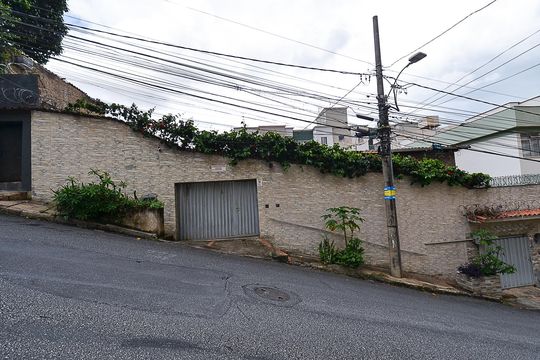 Fachada de casa à venda com 5 quartos, 316m² em Sagrada Família, Belo Horizonte