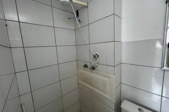 Banheiro de apartamento para alugar com 2 quartos, 44m² em Honório Gurgel, Rio de Janeiro