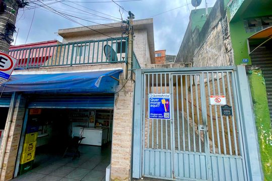 Placa instalada na fachada do imóvel  de casa para alugar com 1 quarto, 60m² em Camargos, Guarulhos