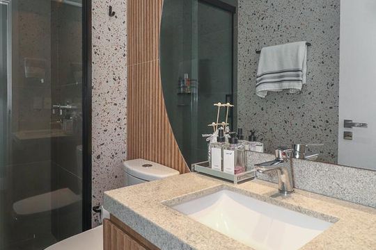 Banheiro de apartamento à venda com 2 quartos, 57m² em São Sebastião, Porto Alegre