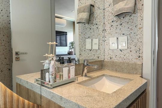 Banheiro de apartamento à venda com 2 quartos, 57m² em São Sebastião, Porto Alegre