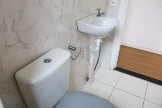 Banheiro de apartamento para alugar com 2 quartos, 42m² em Jardim do Lago, Osasco