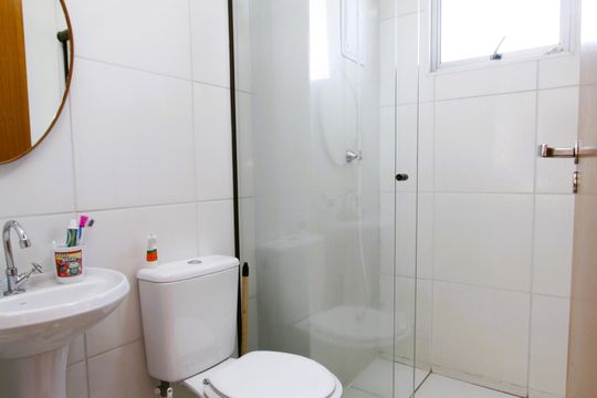 Banheiro  de apartamento para alugar com 2 quartos, 48m² em Engenho Nogueira, Belo Horizonte