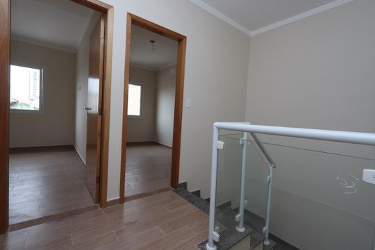 Hall e Escada de casa à venda com 3 quartos, 100m² em Vila Lucia, São Paulo