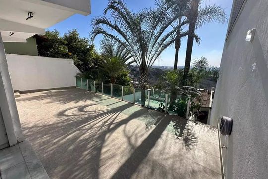 Casa à venda com 3 quartos, 292m² em Ouro Preto, Belo Horizonte